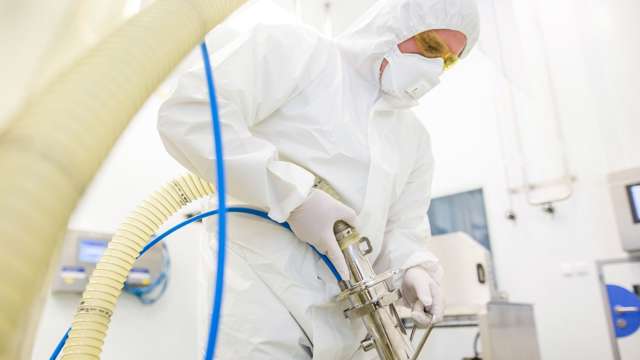 Servicetechniker in der pharmazeutischen Produktion