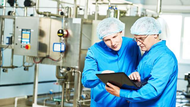 Männer führen Qualitätskontrollen an der Prozessanlage durch