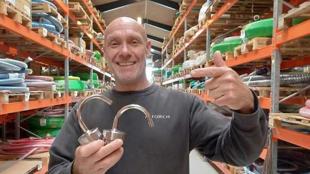 Bild eines Mannes in einem Lagerhaus mit Entlüftungs- und Auslassventil