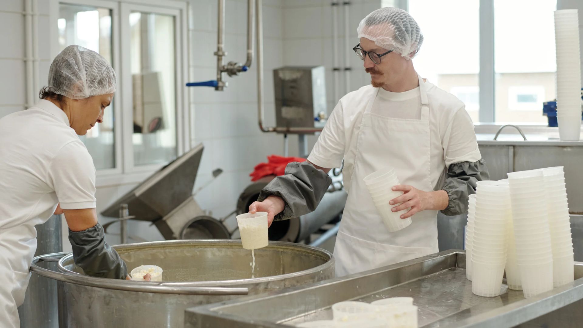 Mitarbeiter bereiten Milchprodukte vor
