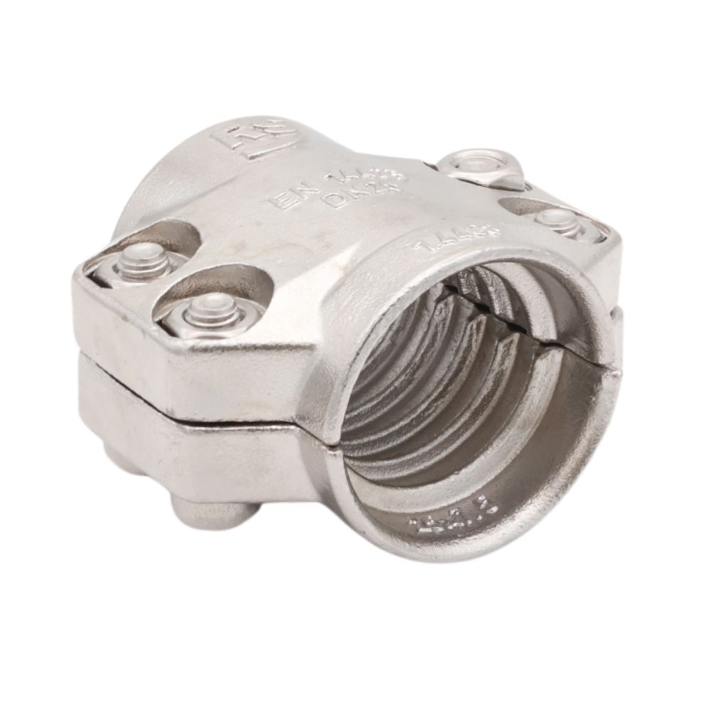 Die Klemmschalen für DIN 2817 bestehen aus hochwertigem Edelstahl und werden mit Bolzen um den Schlauch geklemmt, um optimale Sicherheit zu gewährleisten.