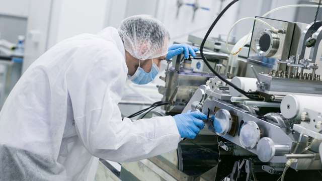 Mann arbeitet in der Industrie