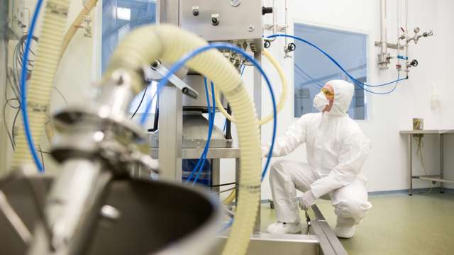 Pharmamitarbeiter in Schutzanzug
