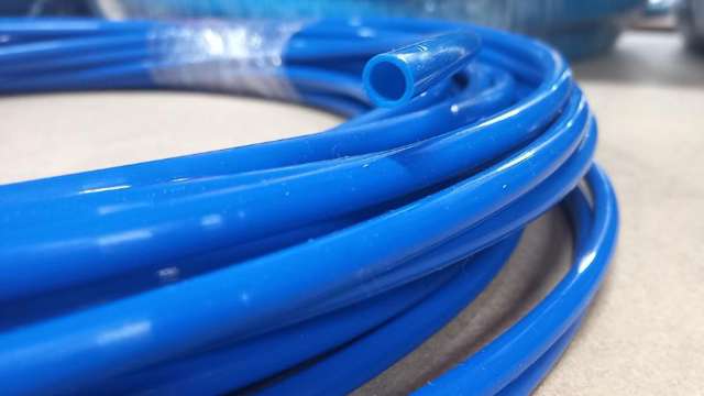 Blauer PTFE-Schlauch in Spule