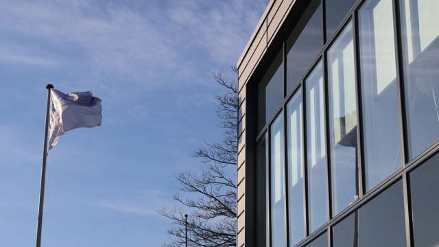 Flagge vor dem Hauptsitz