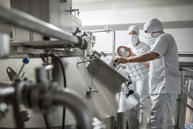 Molkerei-Techniker bei der Arbeit