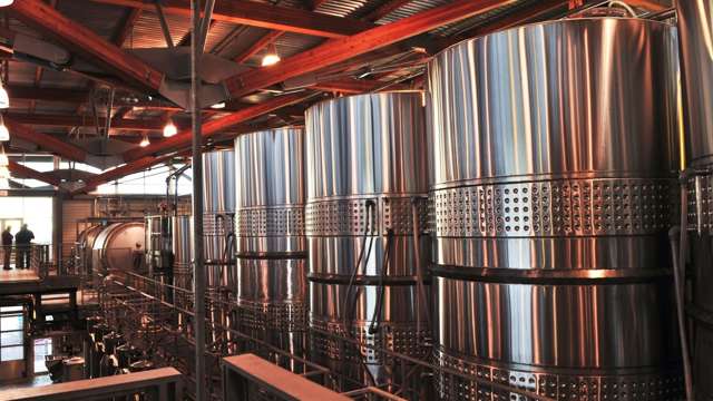 Lagertanks in der Produktionshalle