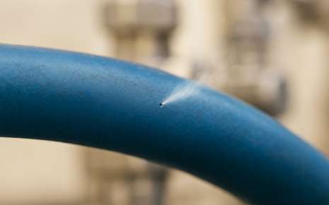 3 Gründe: PTFE-Schläuche und Pneumatik-Schottverschraubungen für Druckluft