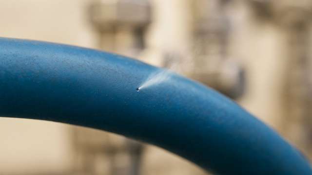 Leckage im blauen PTFE-Schlauch