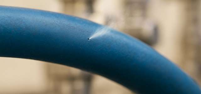 3 Gründe: PTFE-Schläuche und Pneumatik-Schottverschraubungen für Druckluft