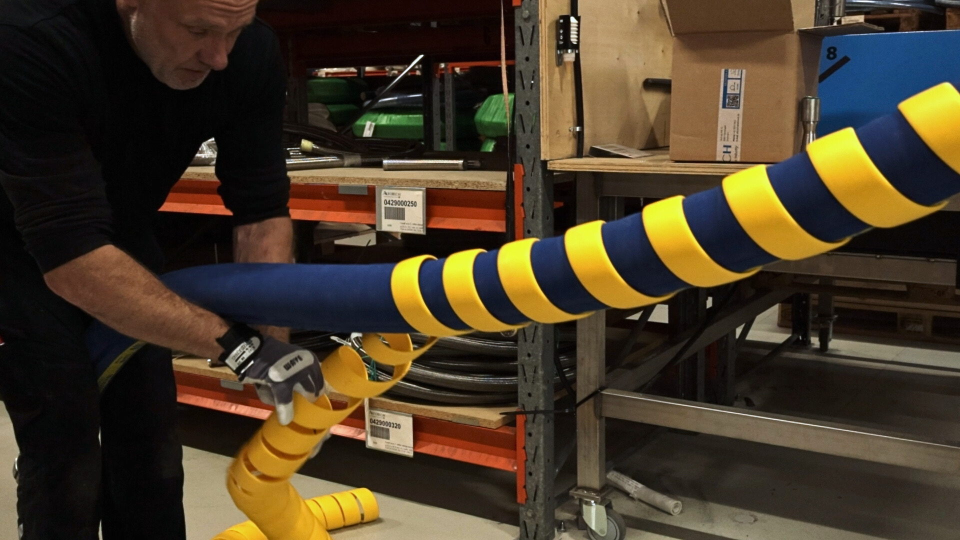 Montage eines spiralförmigen Schlauchschutzes