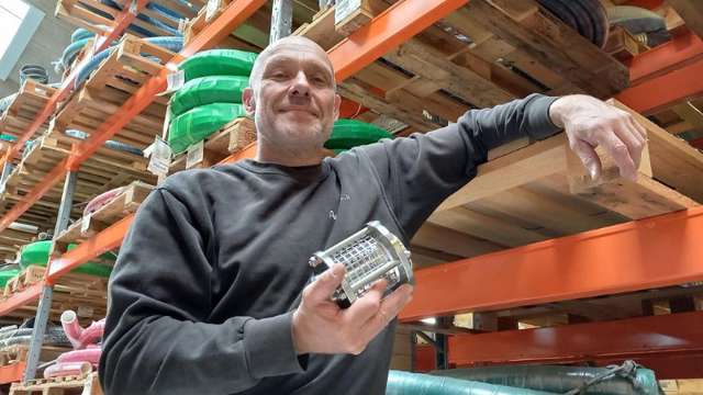 Mann im Lager mit einem Schauglas in der Hand