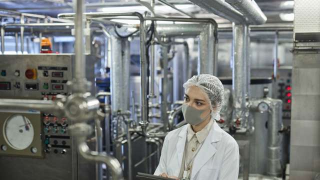 Techniker in der Prozessanlage