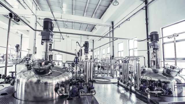 Lagertanks in der Produktionshalle