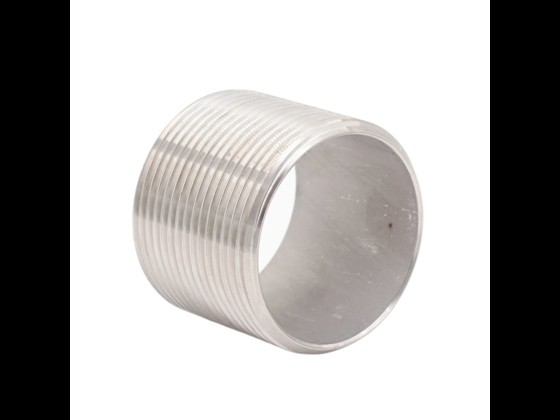 Geschnittenes Edelstahl-Nippelrohr, ideal für hohe Hygienestandards in der Lebensmittelindustrie. Robust und korrosionsbeständig. Online kaufen!