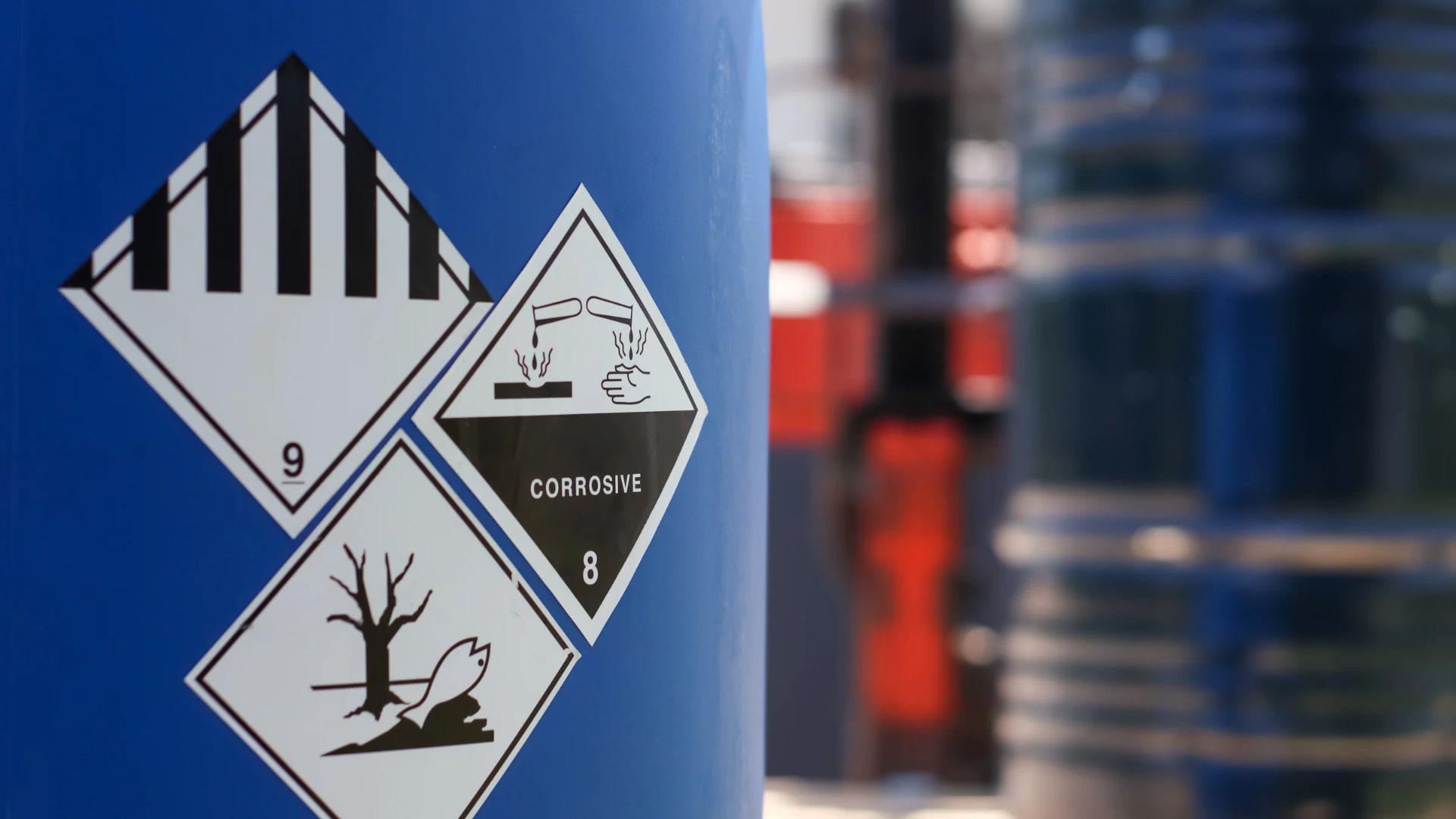 Symbol für ätzende Chemikalien auf einem Tank