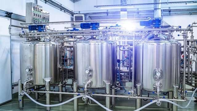 Prozessanlage mit Rohrleitungen und Tanks