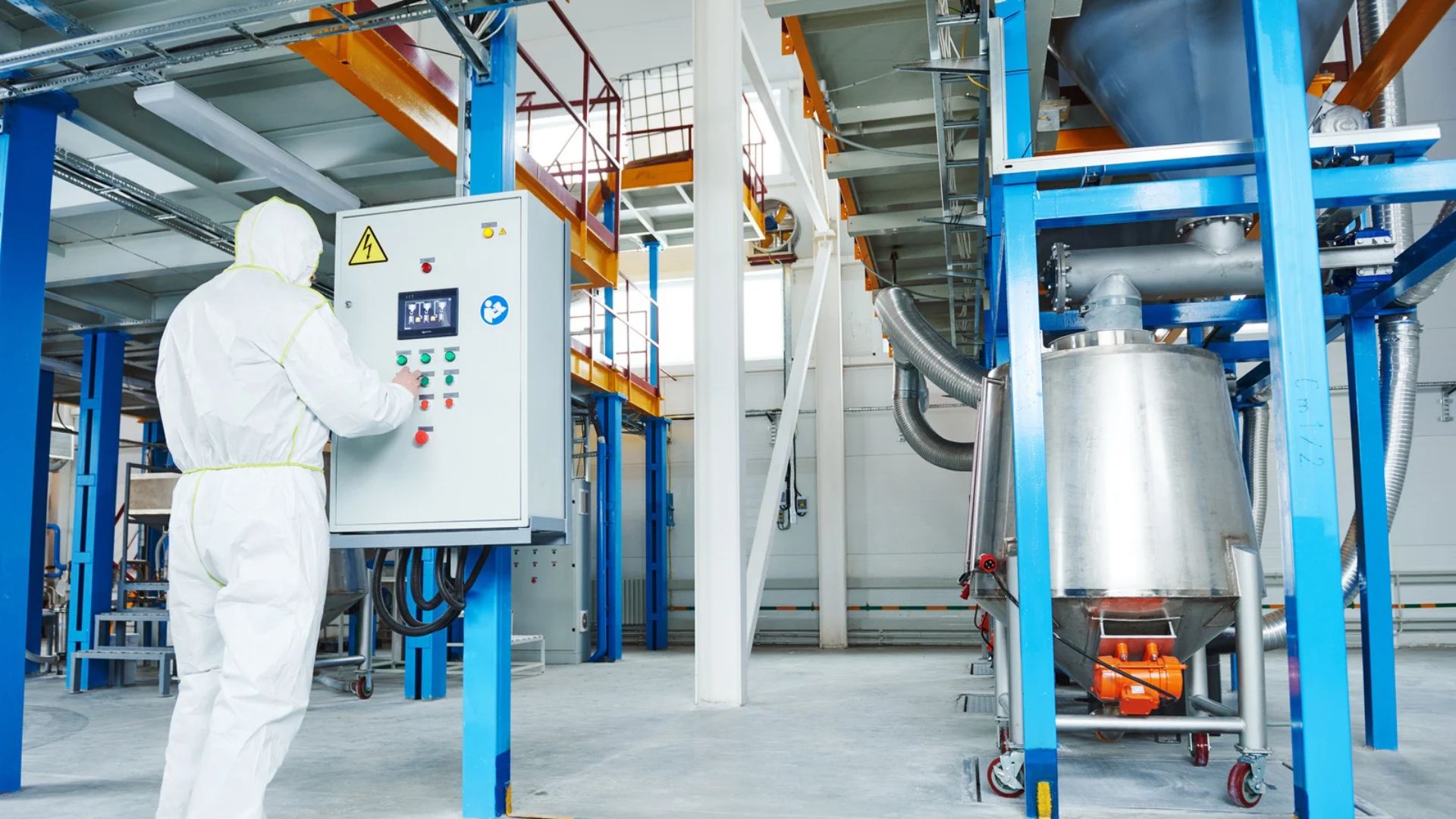 Mitarbeiter in einer Chemiefabrik